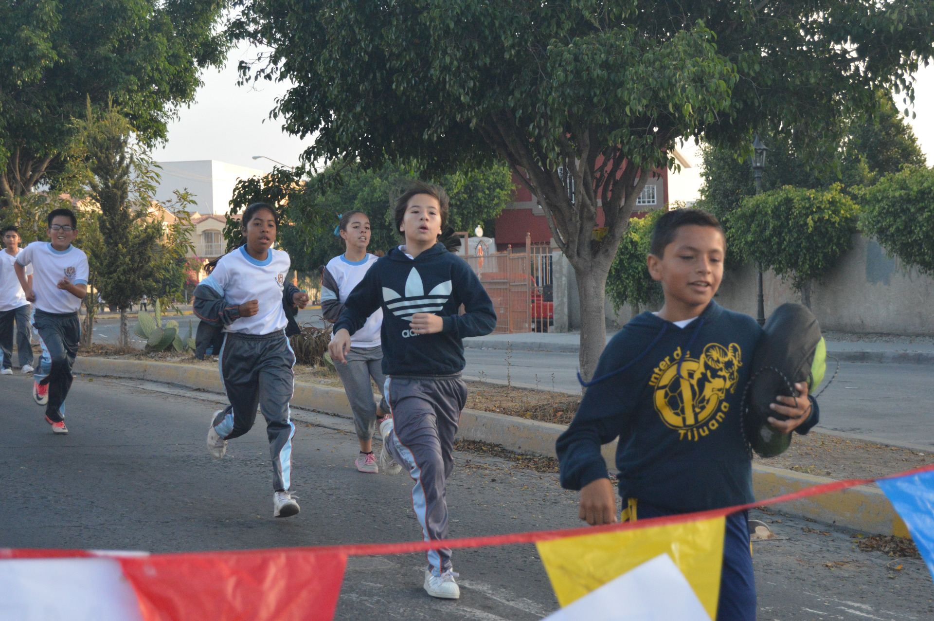 Alumnos de Primer Grado participando en la Carrera.