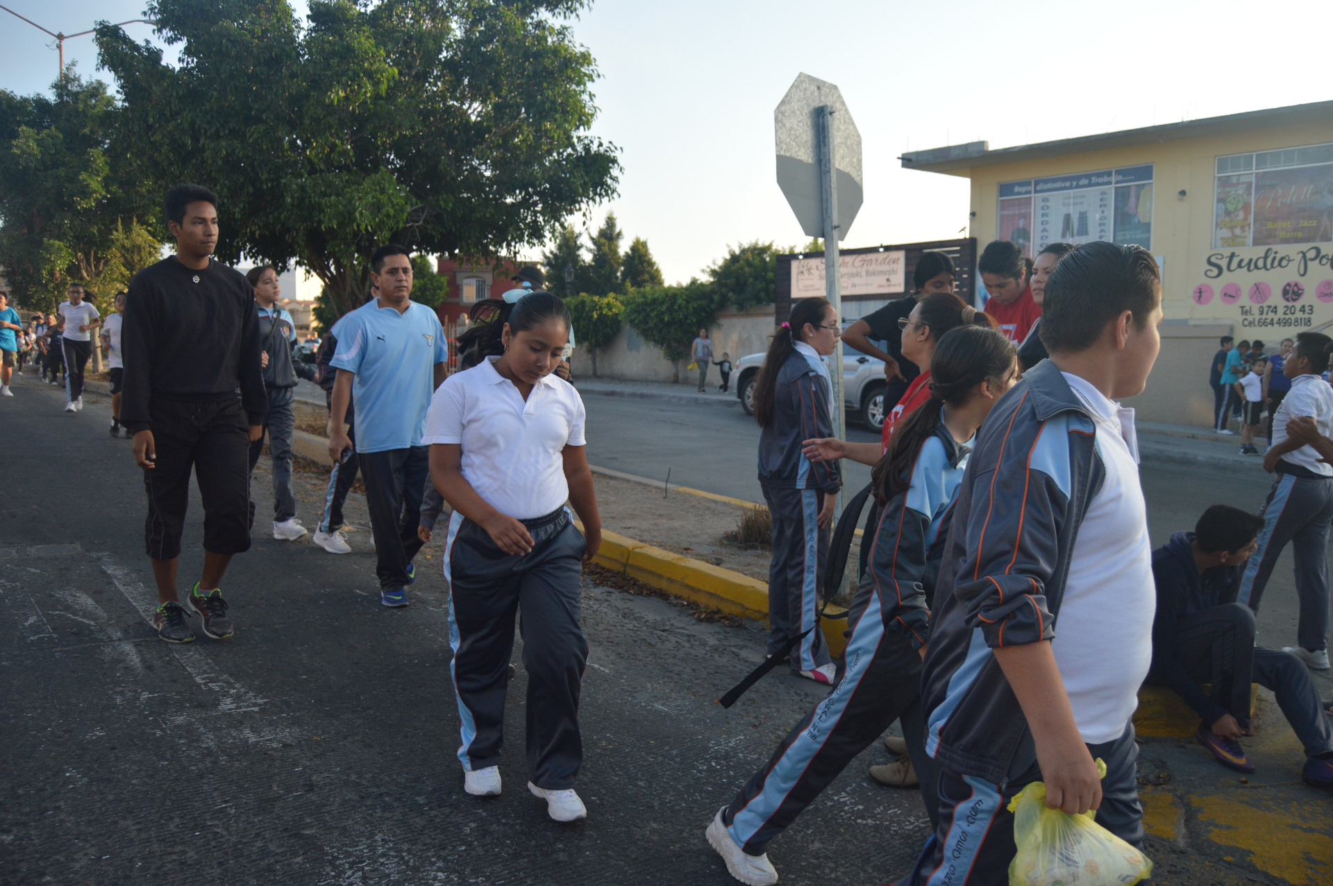 Padres de familia acompañando a sus hijos.